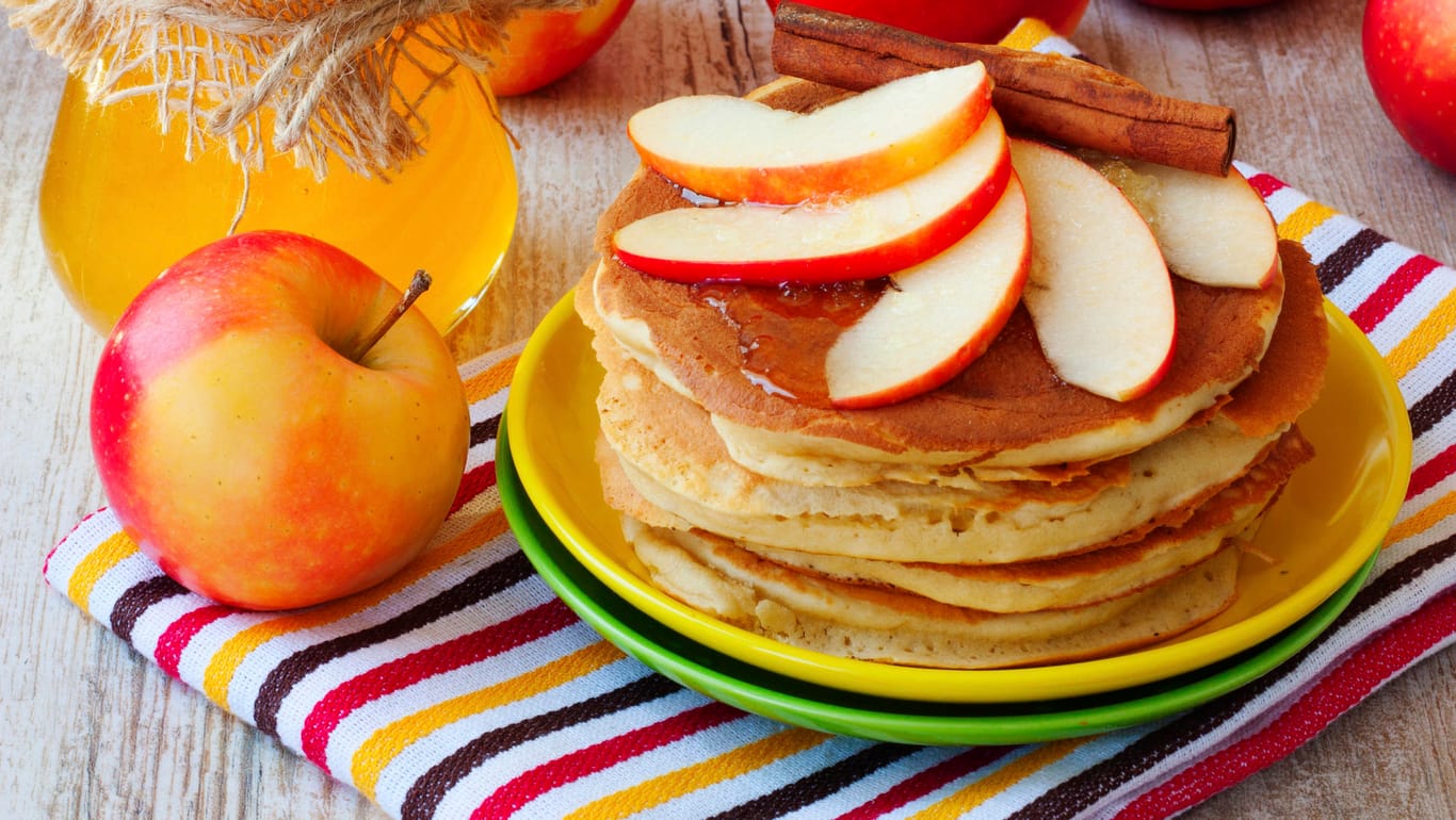 Süße Dinkelpfannkuchen mit Äpfeln sind eine leckere Alternative.