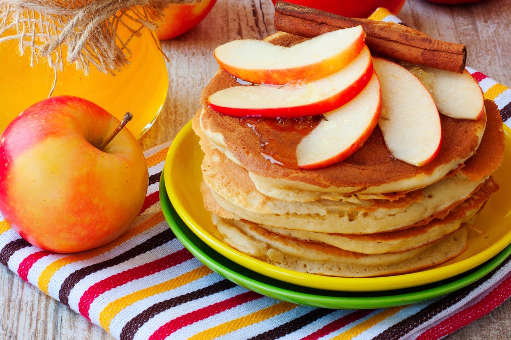 Süße Dinkelpfannkuchen mit Äpfeln sind eine leckere Alternative.