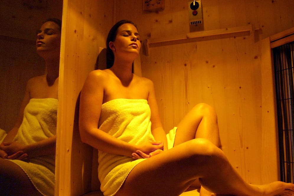 Eine Infrarotkabine stellt eine Alternative zur finnischen Sauna dar.