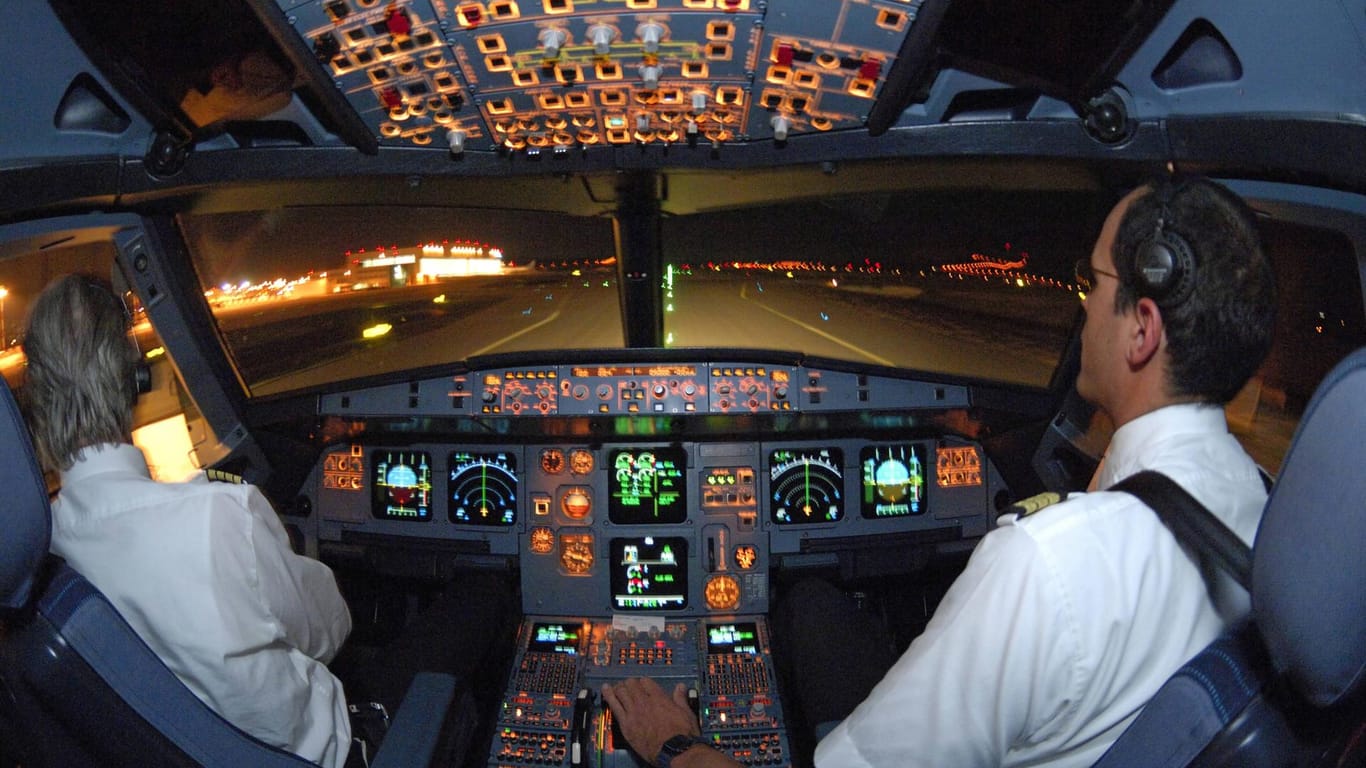 Piloten im Cockpit eines Airbus