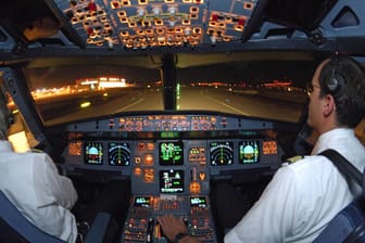 Piloten im Cockpit eines Airbus