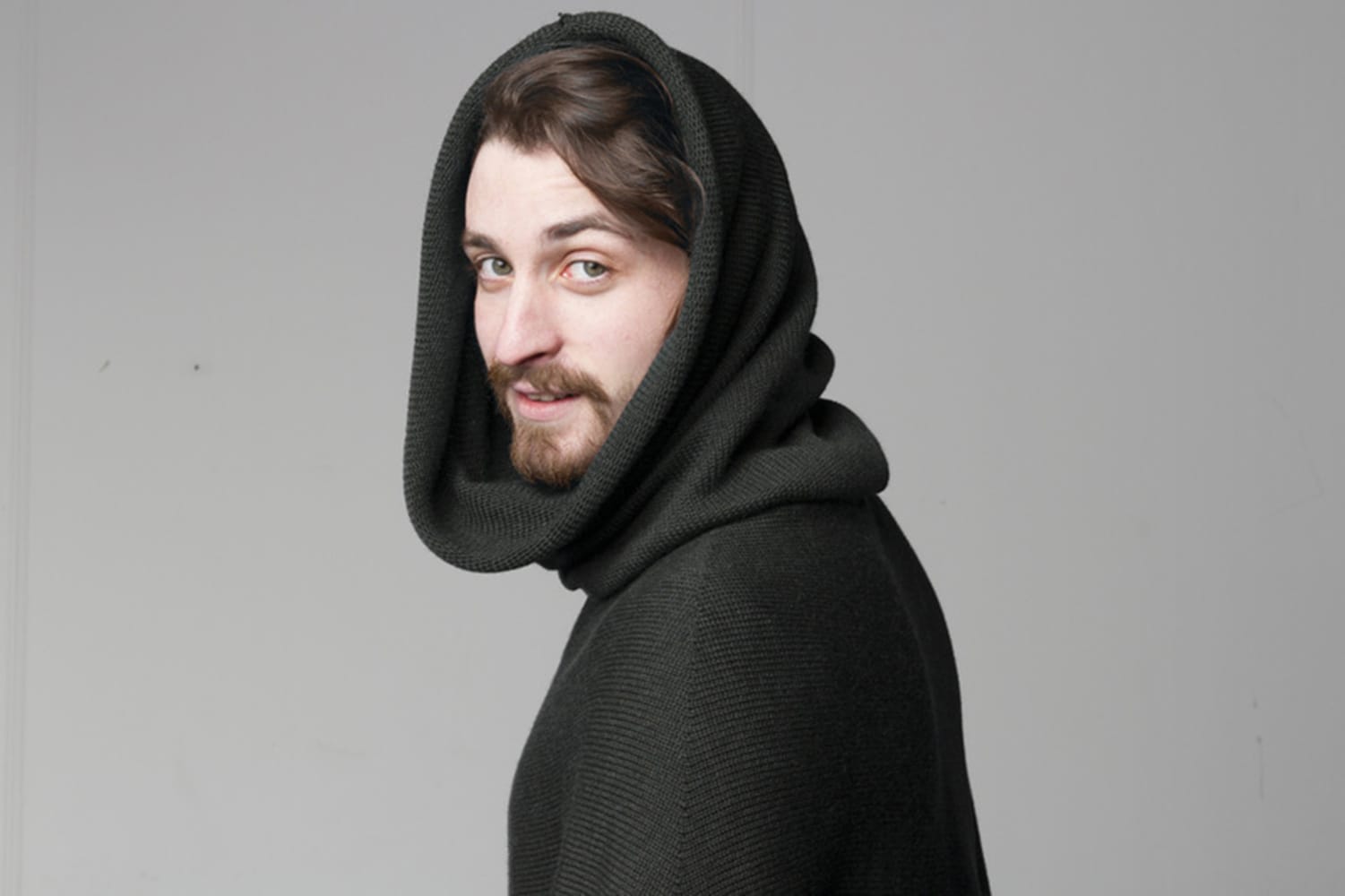 Eine feine Hoodie-Spielart bieten Pullover mit langem Schlauchkragen, der sich wie eine Kapuze tragen lässt (von Vincente um 329 Euro).