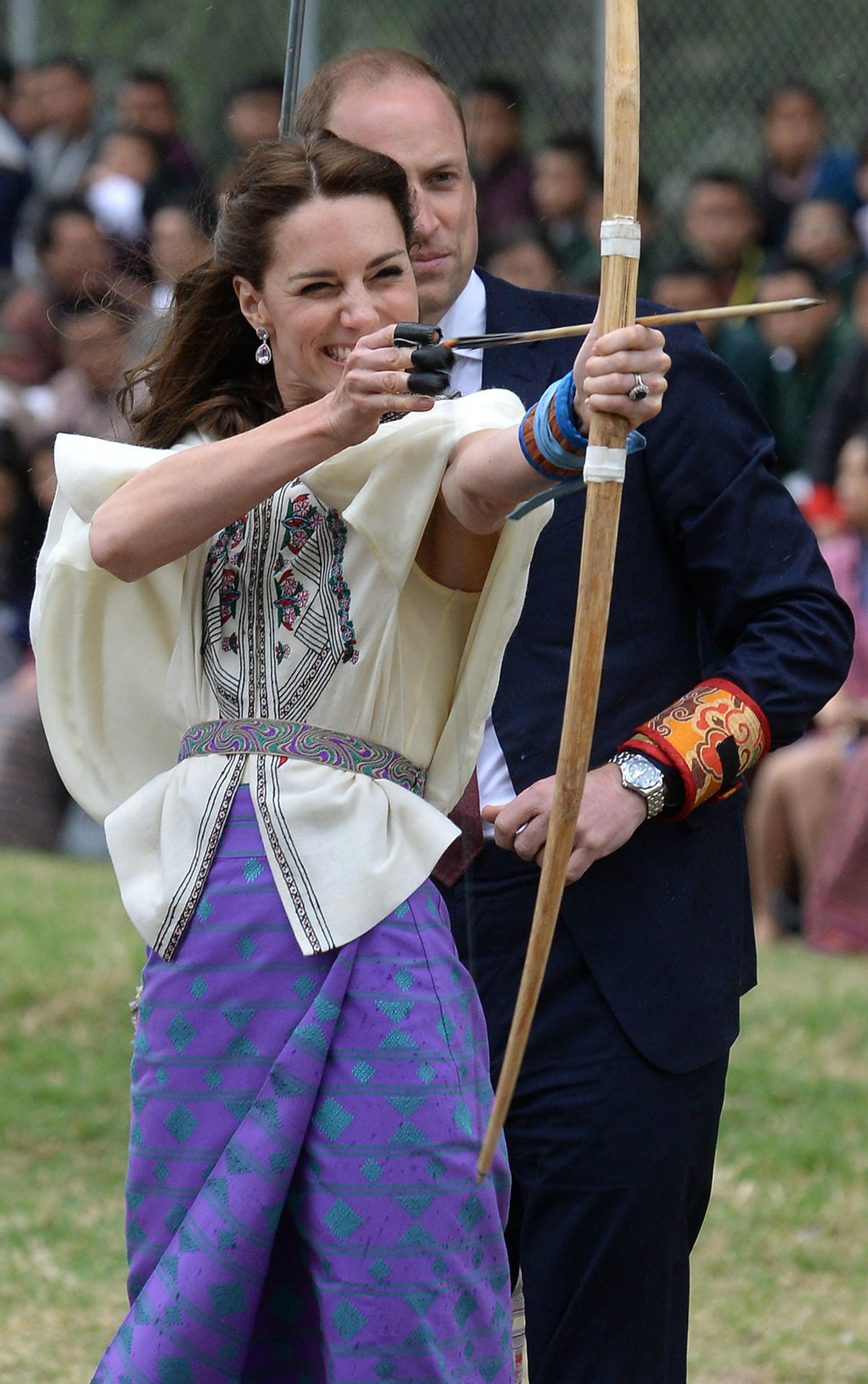 Bei ihrem Besuch in Bhutan versuchte sich Herzogin Kate in der Hauptstadt Thimphu bei einem Bogenschieß-Wettbewerb. Ihre Pfeile verfehlten das Ziel allerdings deutlich.