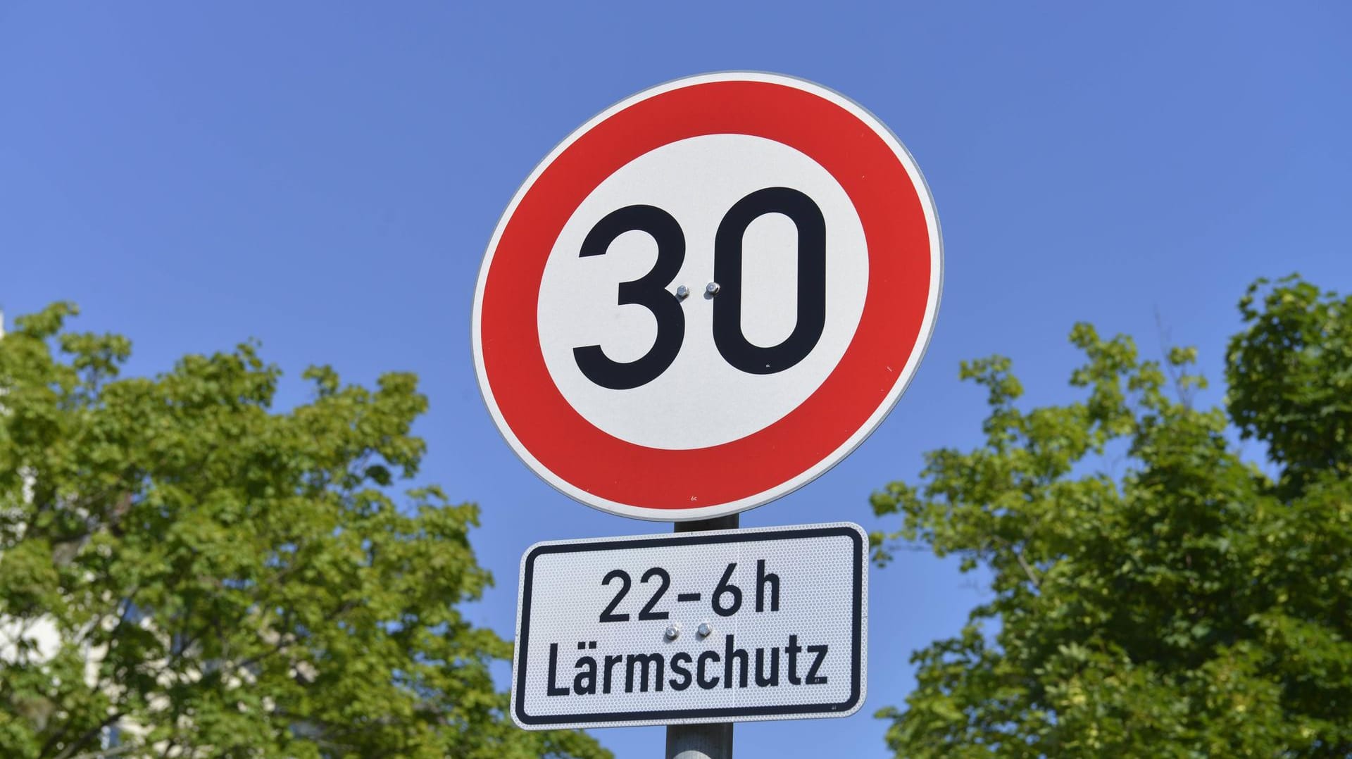 Tempo 30 soll künftig generell vor Schulen oder Krankenhäusern gelten. Tempo 30 soll künftig generell vor Schulen oder Krankenhäusern gelten.