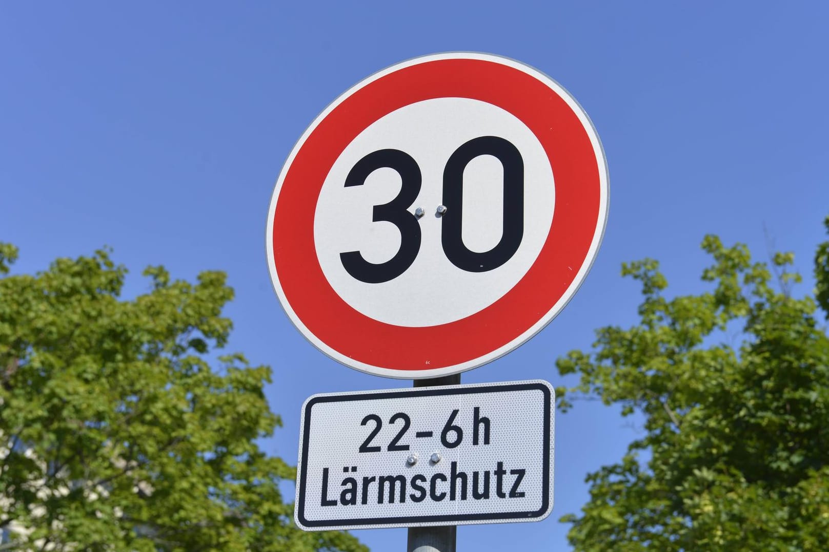 Tempo 30 soll künftig generell vor Schulen oder Krankenhäusern gelten.