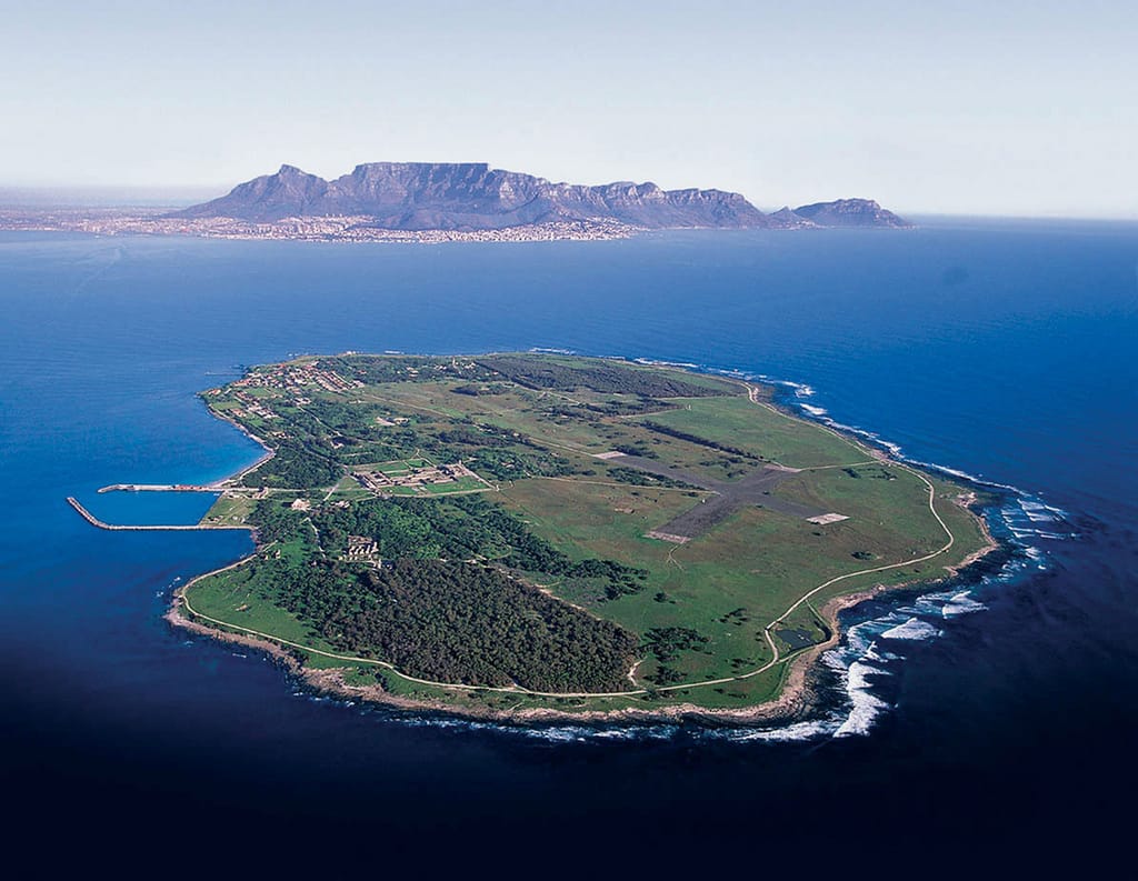 Zwölf Kilometer vor Kapstadts Küste gelegen, gab es für die Gefangenen von Robben Island kein Entkommen. Nelson Mandela saß hier viele Jahre ein.