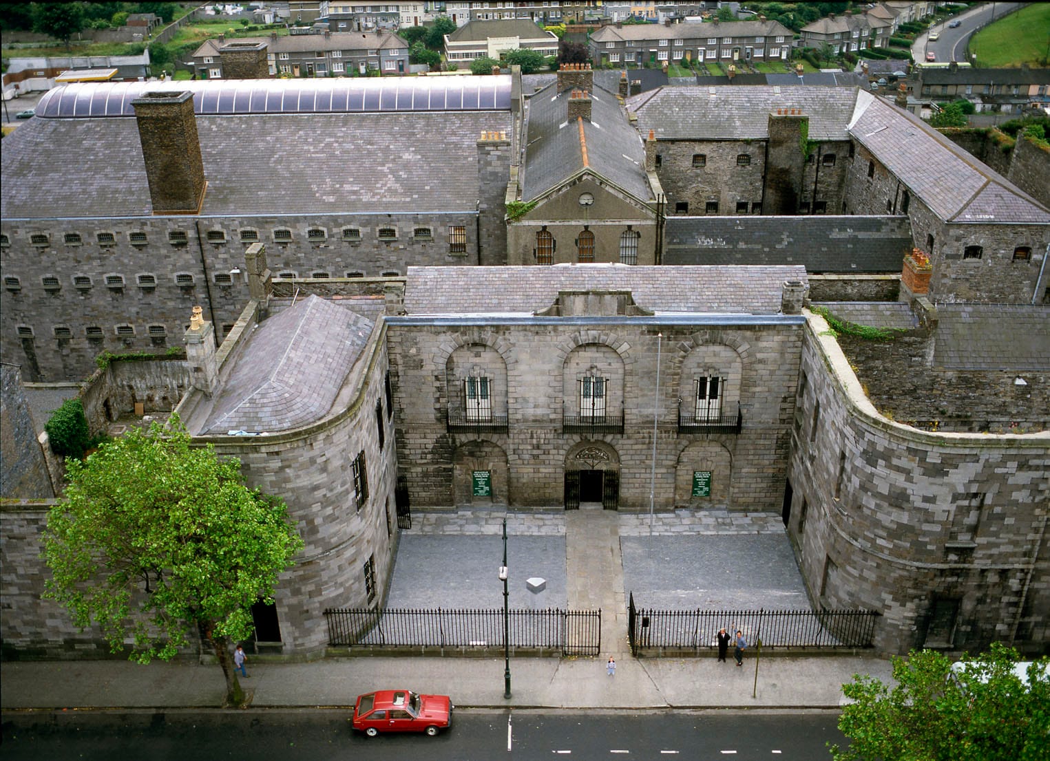 Kilmainham Gaol gilt als Hochburg des viktorianischen Strafvollzugs. Königin Viktoria (1837 bis 1901) vertraute sehr auf den erzieherischen Effekt der Inhaftierung. Hier kam das Guckloch zum Einsatz, durch das die Wärter die Insassen jederzeit kontrollieren konnten.