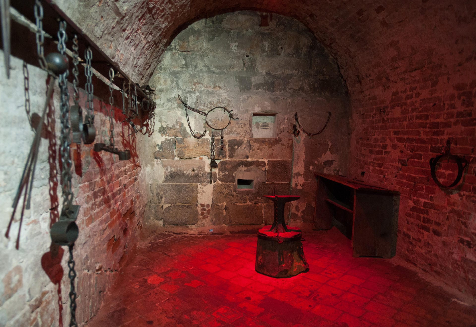 Auch Nürnberg hat Orte des Grauens - die sogenannten Lochgefängnisse. Diese wurden im 14. Jahrhundert eingerichtet und dienten als Verwahrungsort der Angeklagten bis zur Urteilsvollstreckung.