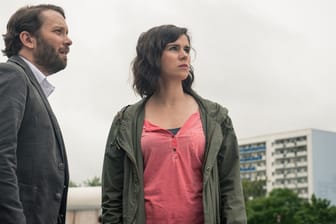 "Tatort: Der treue Roy": Warten auf den nächsten schrägen Einfall: Christian Ulmen als Kriminalkommissar Lessing und Nora Tschirner als Kriminalkommissarin Kira Dorn.