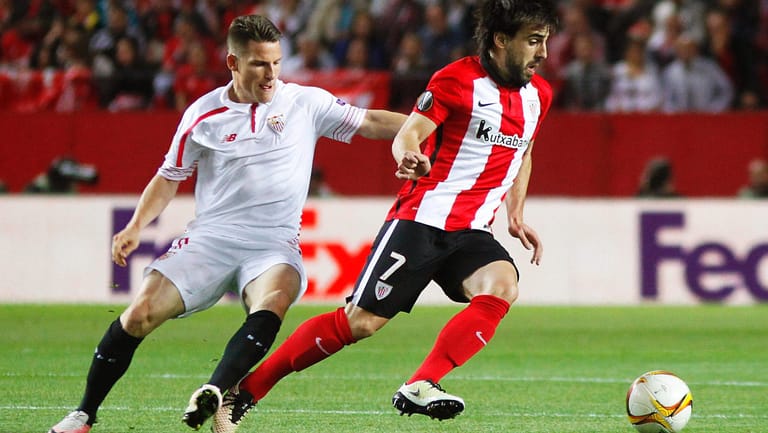Sevillas Kevin Gameiro (l.) im Zweikampf mit Benat Etxebarria (r.) von Athletic Bilbao.