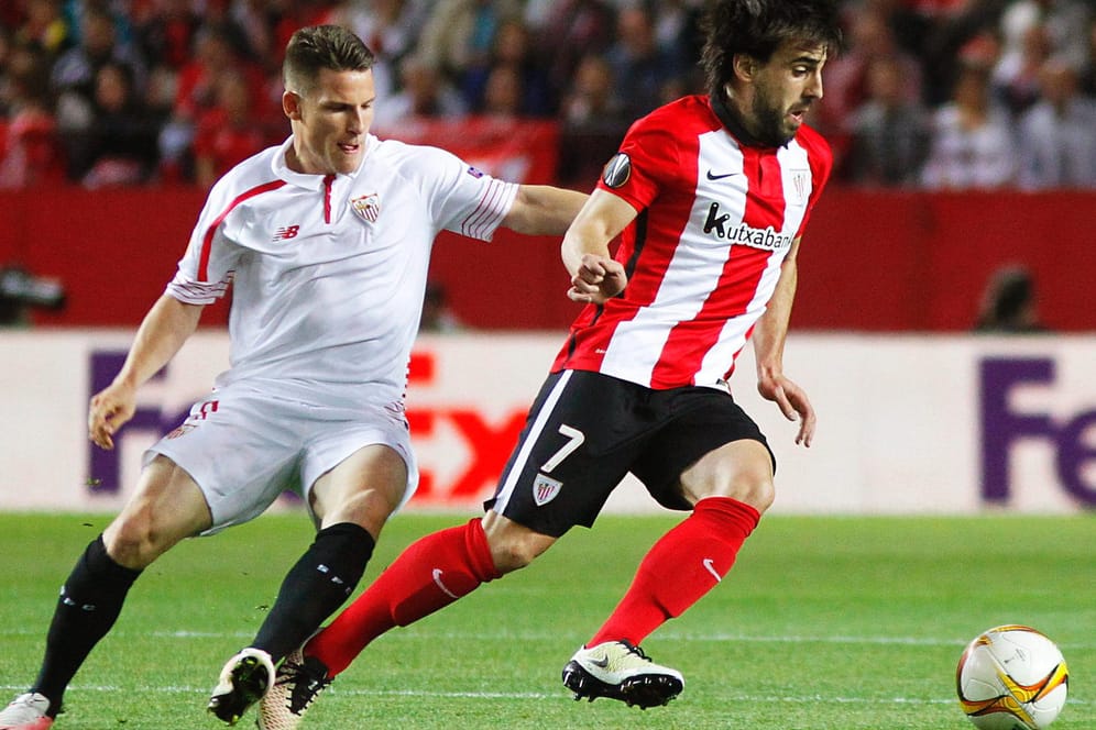 Sevillas Kevin Gameiro (l.) im Zweikampf mit Benat Etxebarria (r.) von Athletic Bilbao.