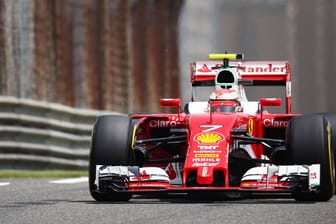 Kimi Räikkönen im Ferrari dreht im zweiten freien Training in Shanghai die schnellste Runde.