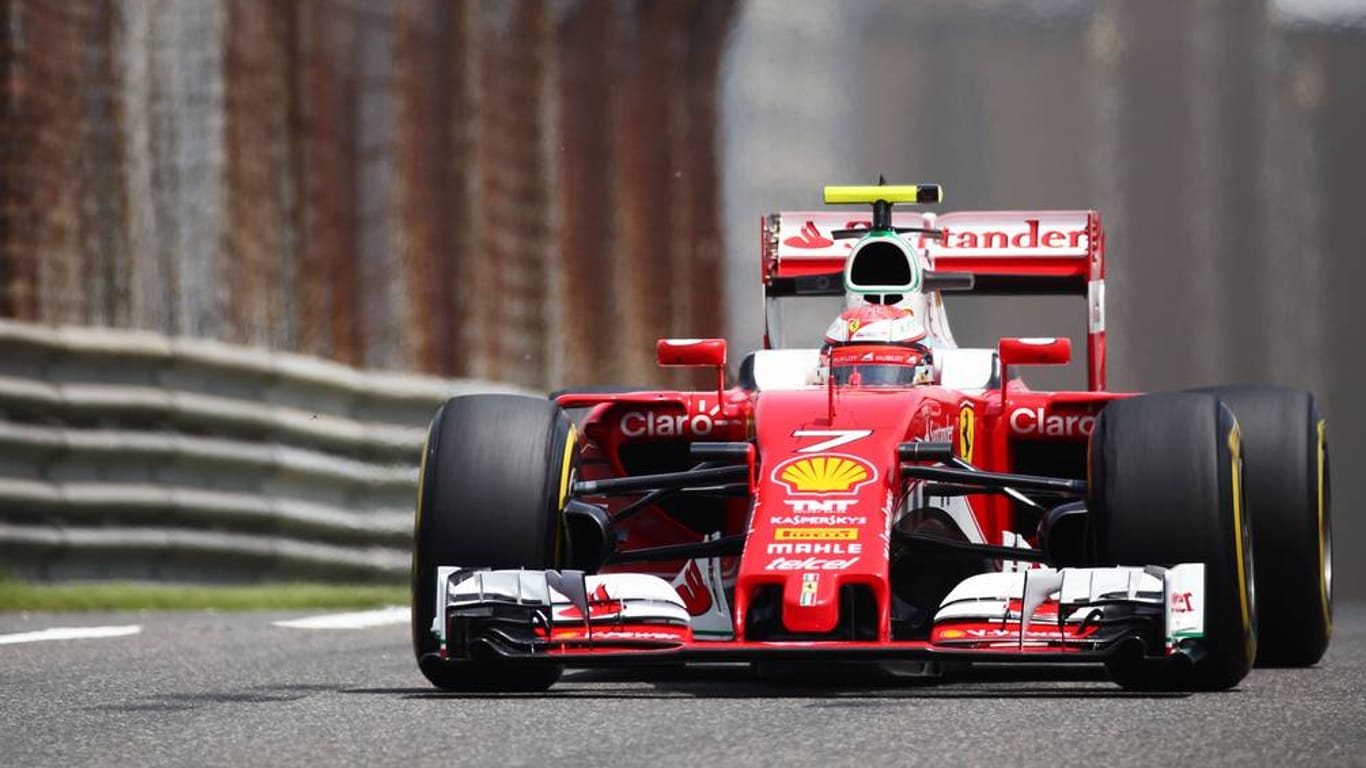 Kimi Räikkönen im Ferrari dreht im zweiten freien Training in Shanghai die schnellste Runde.