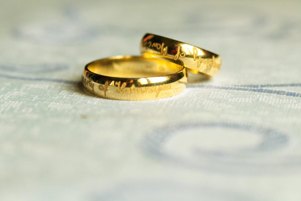 Eingravierte Eheringe sind sehr beliebt bei Ehepaaren.