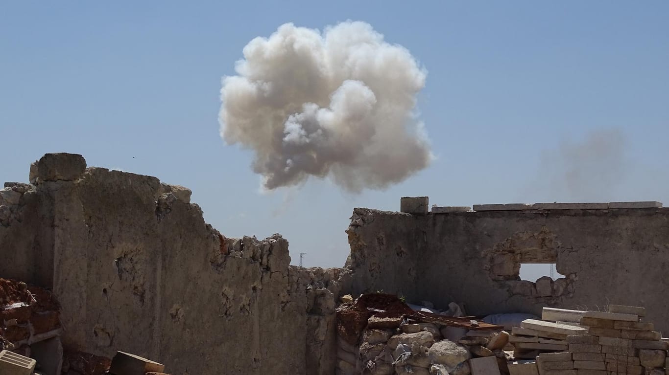 Rauch und Zerstörung nach russischen Luftangriffen nördlich von Aleppo.