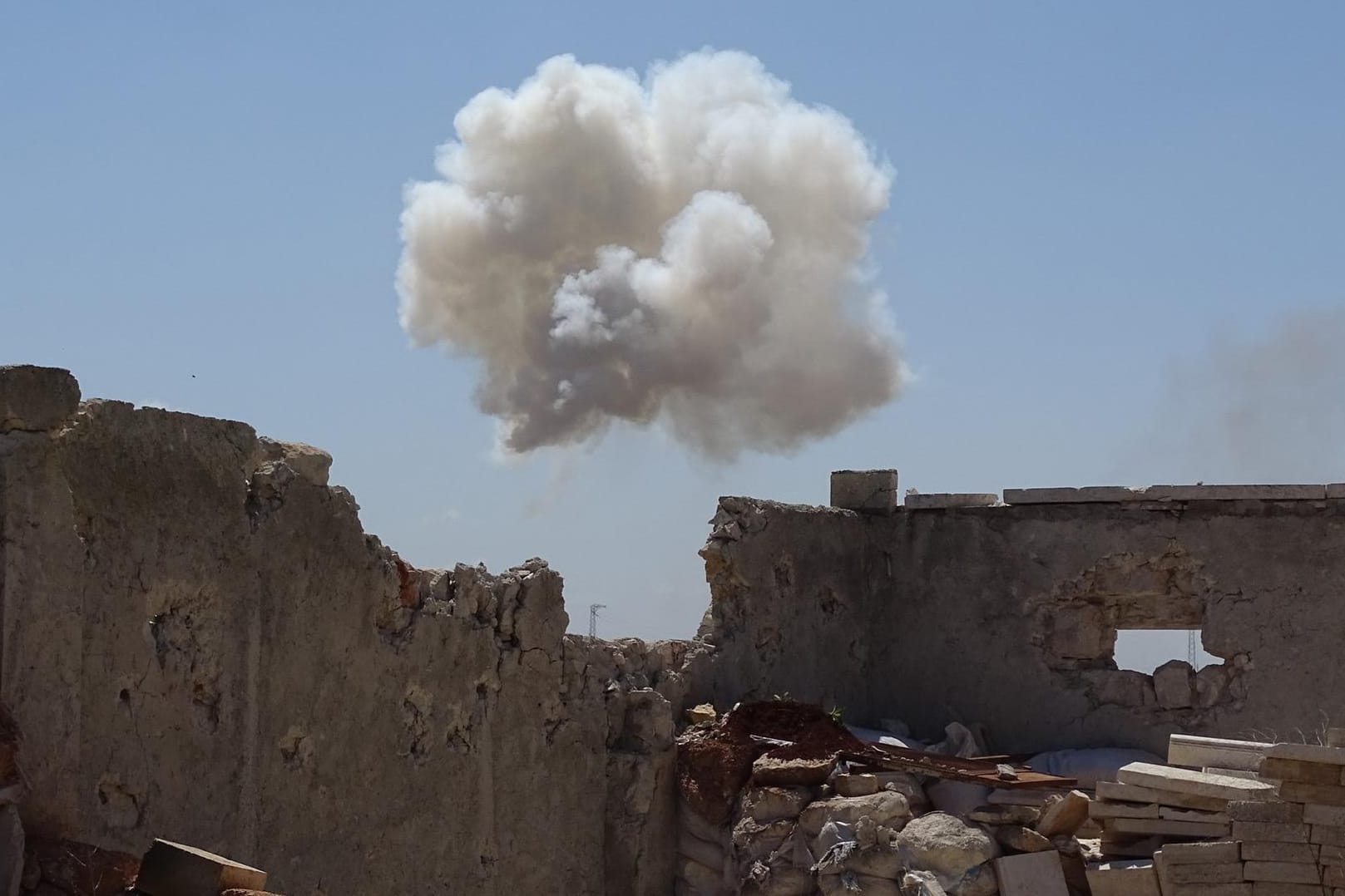 Rauch und Zerstörung nach russischen Luftangriffen nördlich von Aleppo.