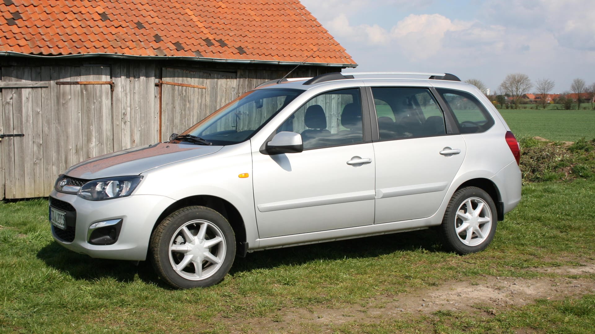 Lada Kalina Kombi 2194 - mehr Leistung, ein Automatikgetriebe und ein Infotainmentsystem sind an Bord.