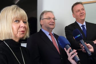 Die Vertreter von Grünen, CDU, und SPD (von links) haben die Koalitionsgespräche geführt: Cornelia Lüddemann, Ministerpräsident Reiner Haseloff und Burkhard Lischka.
