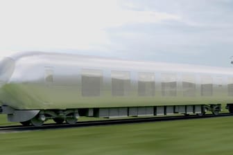 Dieser Zug passt sich jeder Umgebung an wie ein Chamäleon - ob den Bergen bei Chichibu oder den Hochhäusern von Tokio. Japans neue Schnellzug-Generation soll 2018 Wirklichkeit werden.