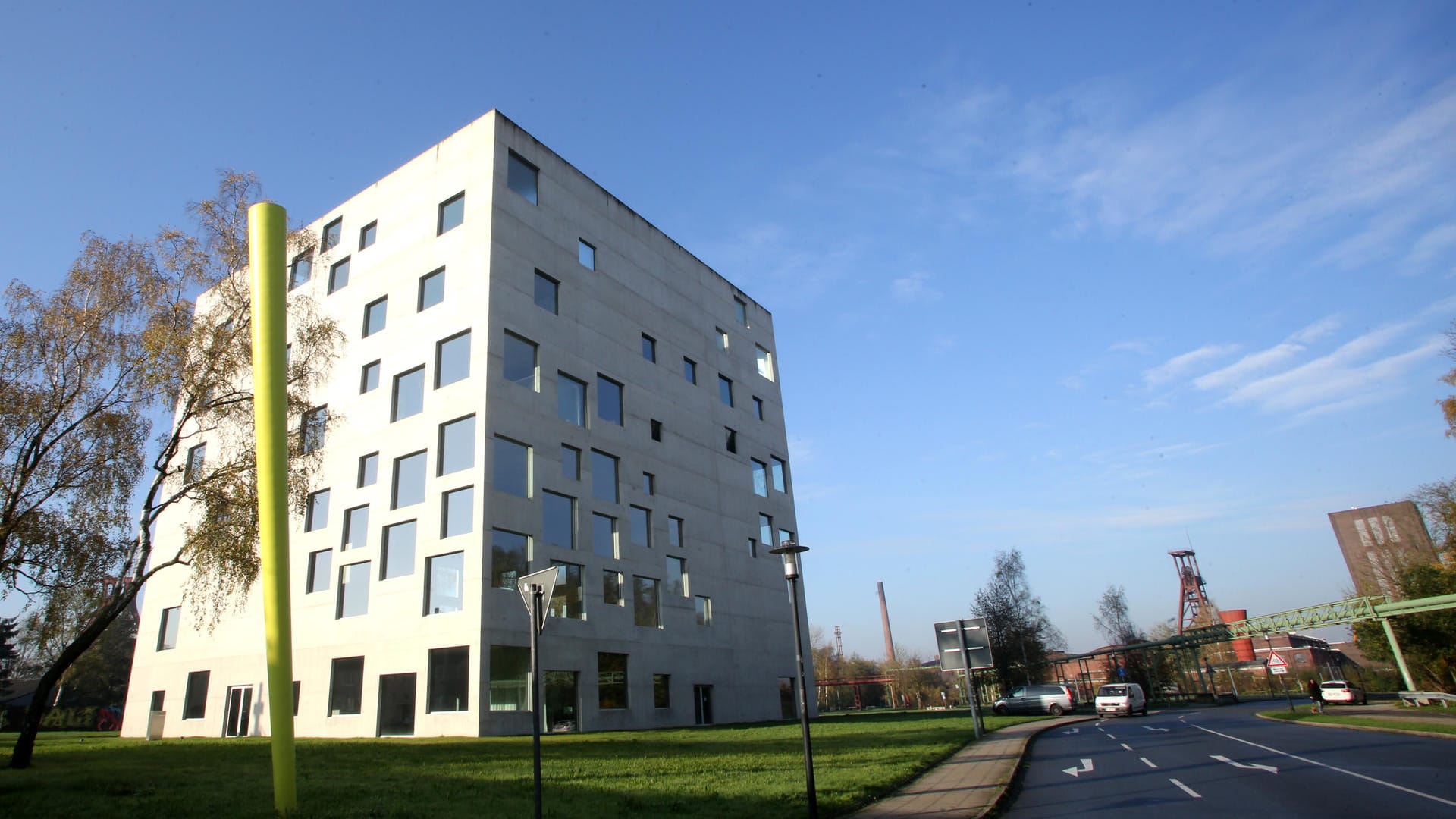 Die preisgekrönte Architektin entwirft normalerweise Häuser, so wie das "Sanaa-Gebäude" auf dem Gelände von Zeche Zollverein in Essen.