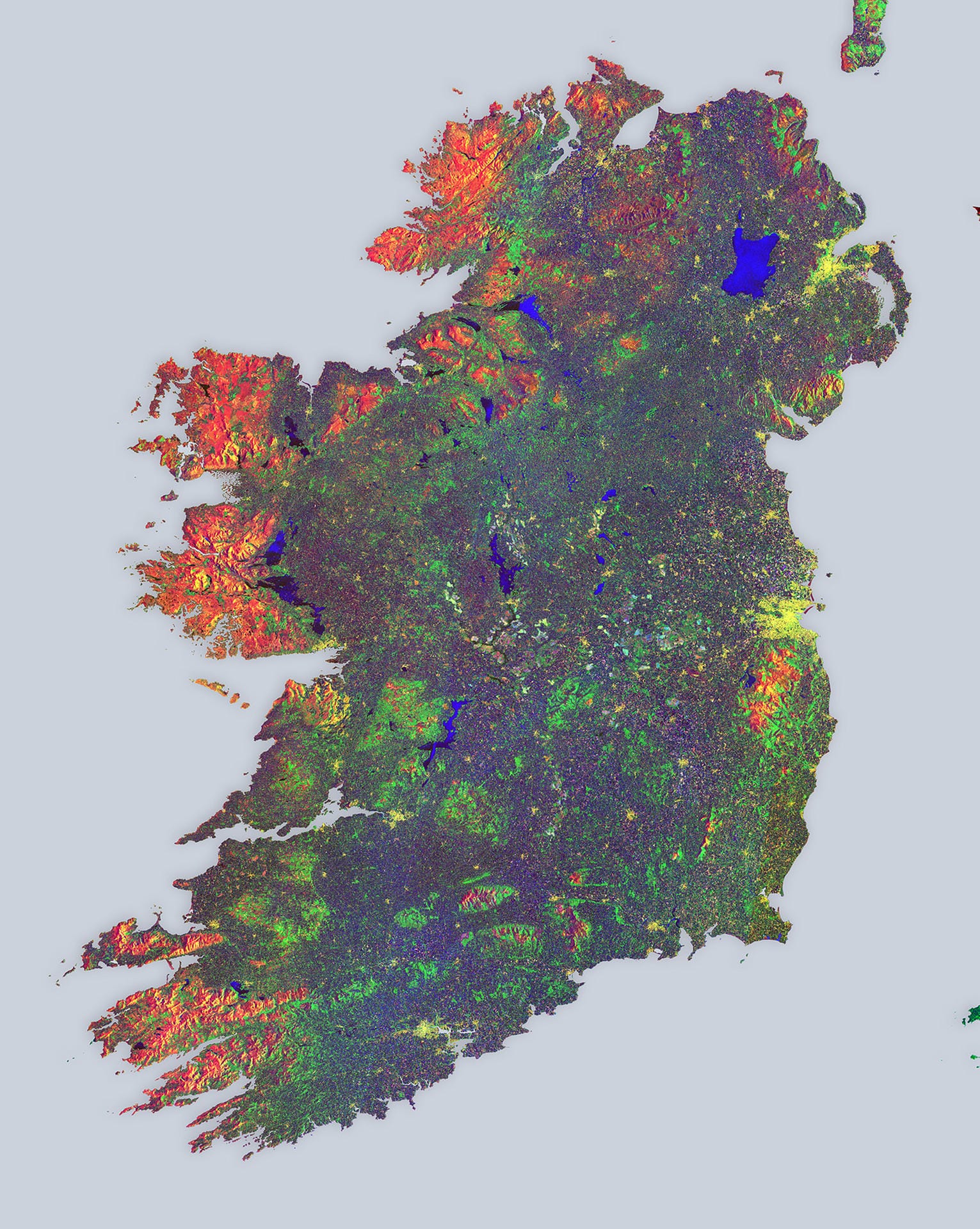 Das Satellitenbild der Woche zeigt eine Farbbild-Komposition aus 16 Radaraufnahmen von Irland, die über einen Zeitraum von zwölf Tagen entstanden. Die verschiedenen Farben geben Aufschluss über die Beschaffenheit der grünen Insel. Gewässer sind blau dargestellt. Rot und orange stehen für Felsformationen oder andere, unveränderliche Landstriche. Gelb leuchtet die Hauptstadt Dublin rechts in der Bildmitte. Weitere gelbe Spots stehen für Farmen. Bewirtschaftete Felder und Waldgebiete sind grün dargestellt.