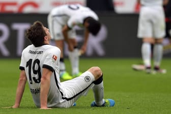 Frankfurts Innenverteidiger David Abraham sitzt nach dem 0:3 bei Bayer Leverkusen am Boden.
