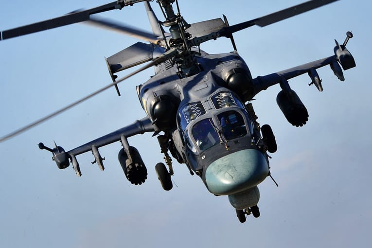 Ein russischer Kampfhubschrauber vom Typ Ka-52 Alligator.
