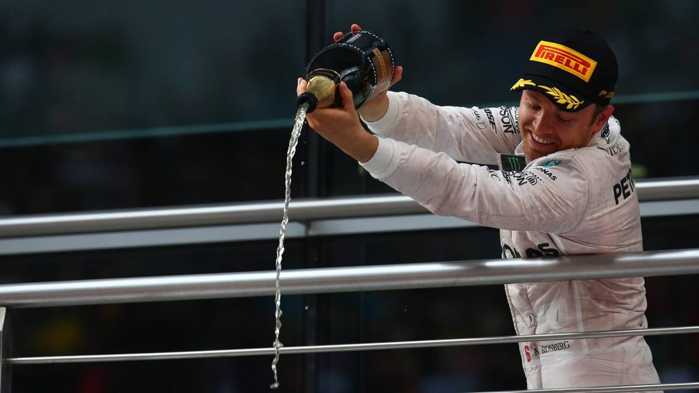 Nico Rosberg feiert seinen Sieg in Shanghai mit Champagner auf dem Podium.