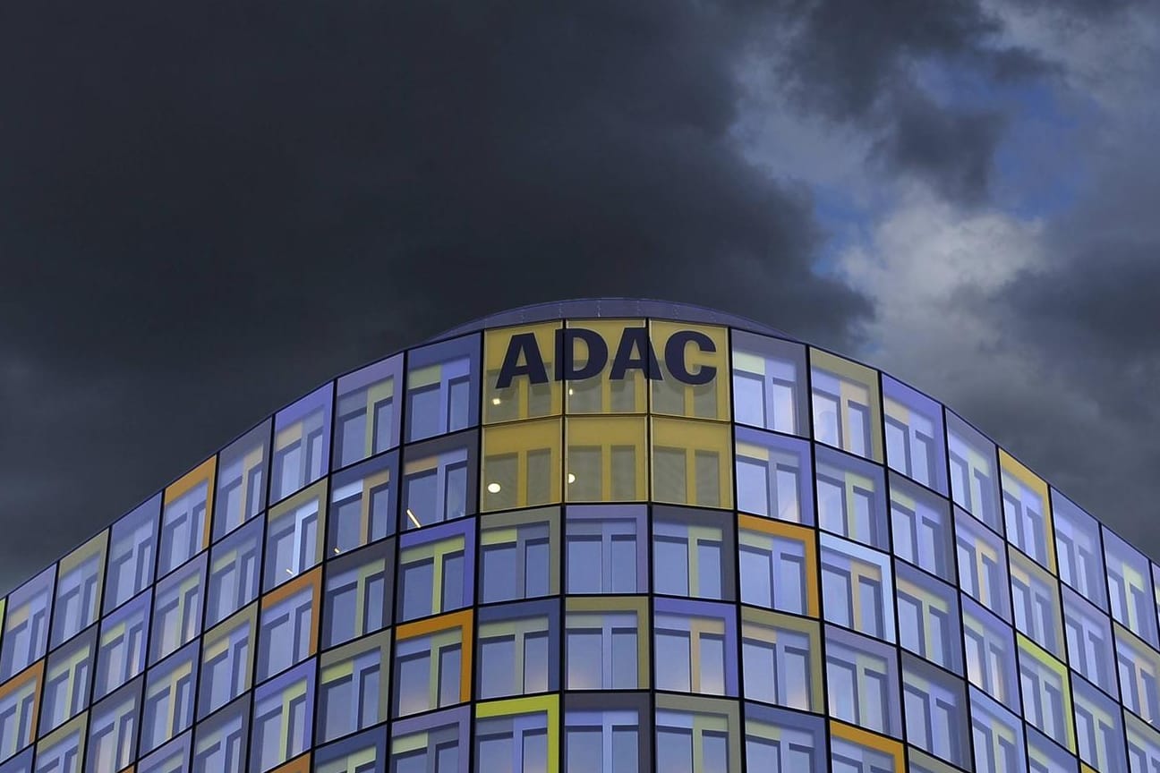 Dunkle Wolken über der Hauptzentrale des größten Automobilclubs von Europa.