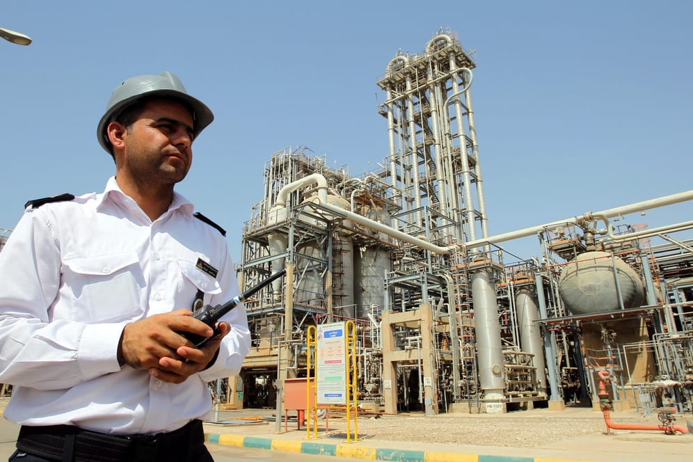 Ölförderung im Iran: Das Land will sich die Export-Möglichkeiten nach dem jahrelangen Embargo nicht kaputtmachen lassen.
