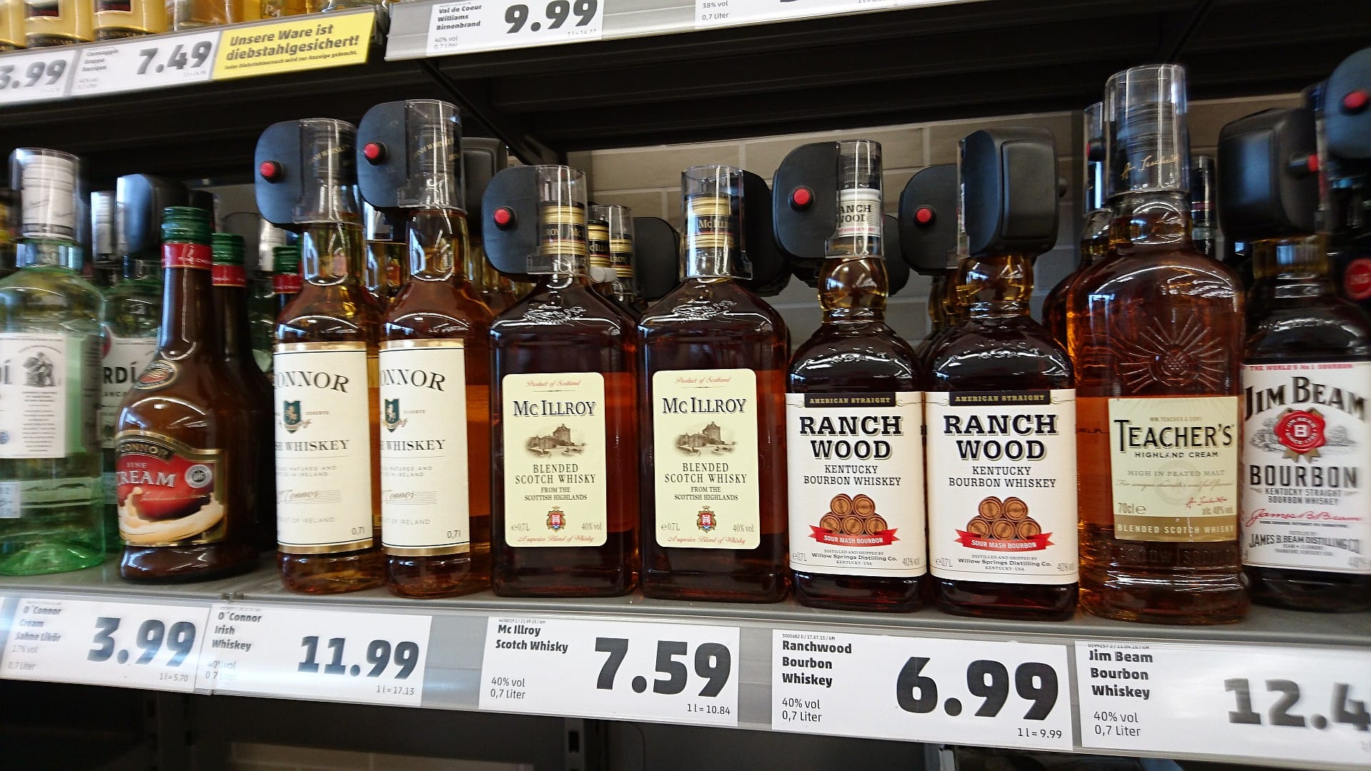 Whisky-Verkaufsregal beim Discounter Penny