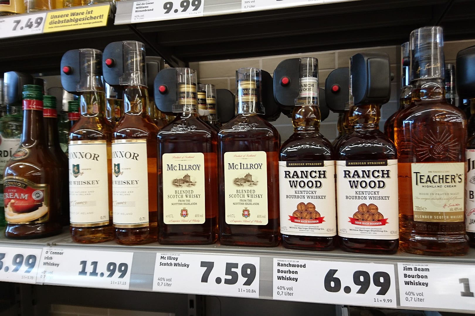 Whisky-Verkaufsregal beim Discounter Penny