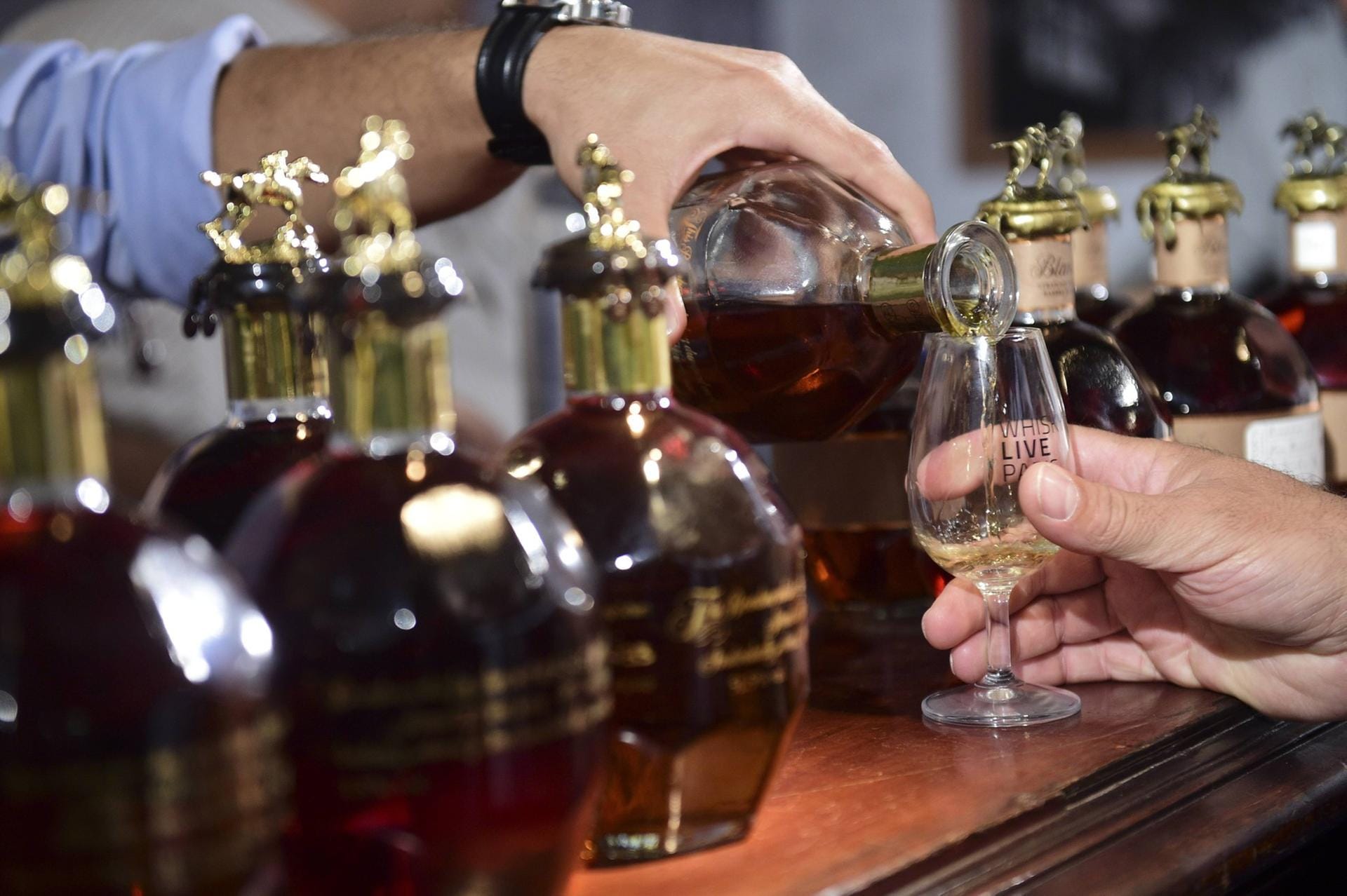 Nach Abzug von Kosten für Flasche, Etikett, Transport, Handelsspanne, Alkohol- und Mehrwertsteuer bleibt geschätzt weniger als ein Euro für den Whisky übrig.