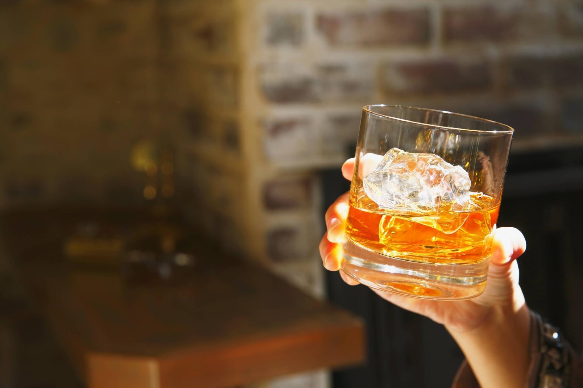 Wenn Sie als Gastgeber den Billig-Whisky dann auch noch in einem Tumbler mit viel Eis servieren, ist der Ruf als Whiskykenner endgültig dahin.