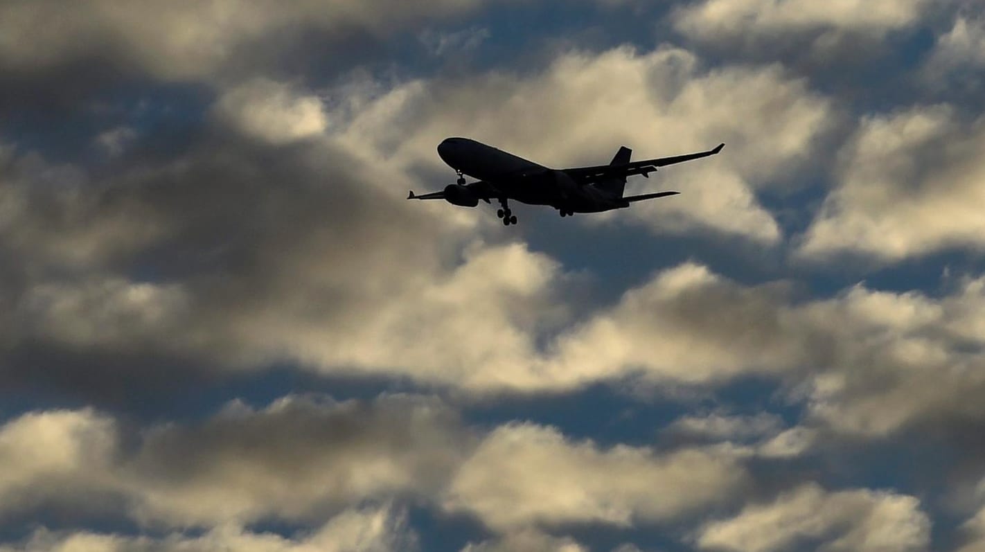 Flugzeug am Himmel über London. Nicht nur dort sind sie von Drohnen gefährdet.