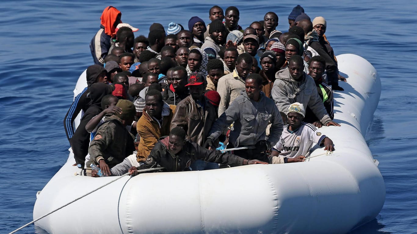 Hunderte Menschen sollen bei einem Fluchtversuch über das Mittelmeer ums Leben gekommen sein.