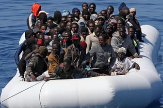 Hunderte Menschen sollen bei einem Fluchtversuch über das Mittelmeer ums Leben gekommen sein.