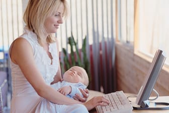 Arbeitgeber sind gesetzlich verpflichtet, Müttern das Stillen oder das Milchabpumpen zu ermöglichen.