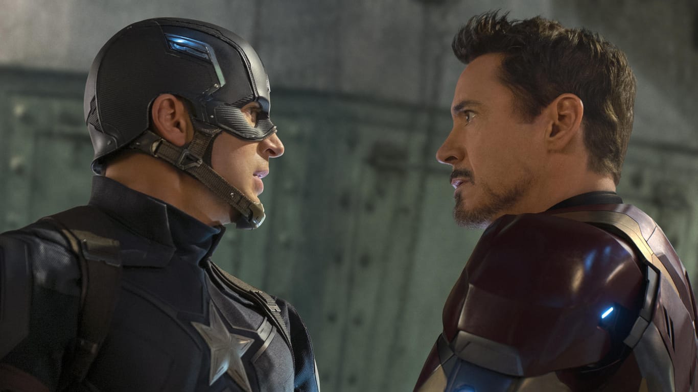Captain America (Chris Evans, l) und Iron Man (Robert Downey Jr.) geraten aneinander.
