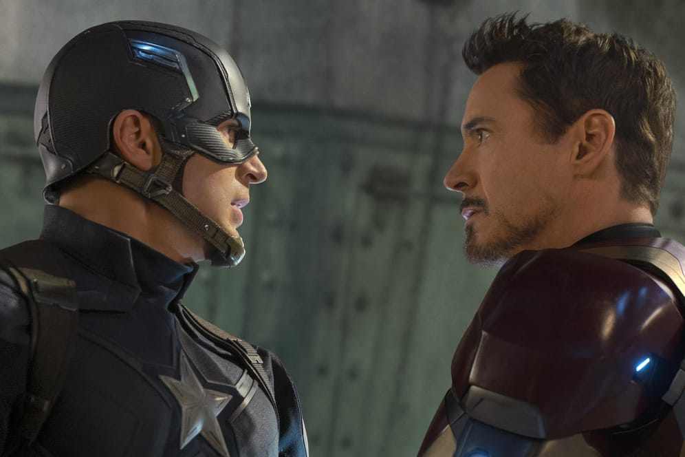 Captain America (Chris Evans, l) und Iron Man (Robert Downey Jr.) geraten aneinander.