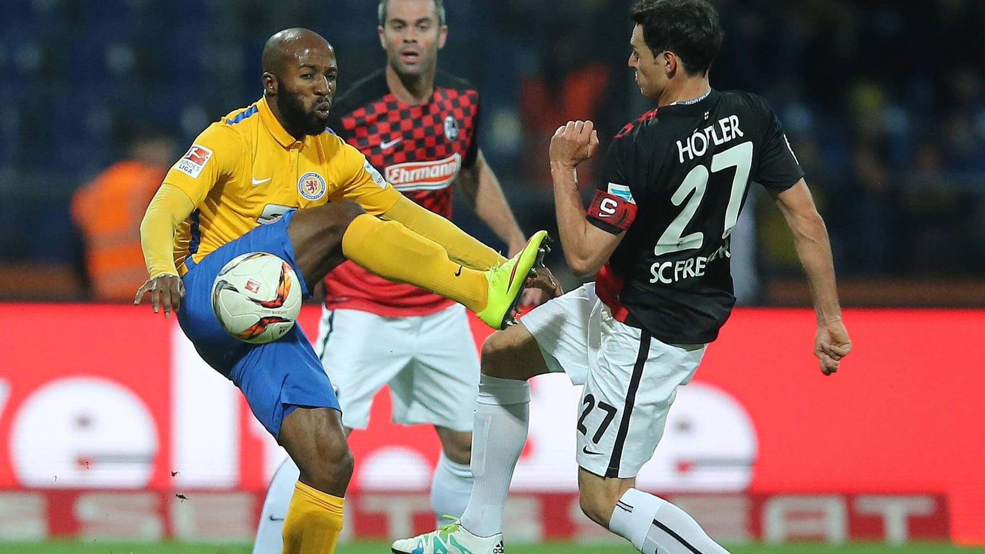 Auf Ballhöhe: Der Braunschweiger Domi Kumbela (links) und Freiburgs Nicolas Höfler kämpfen um das Spielgerät. Auf Ballhöhe: Der Braunschweiger Domi Kumbela (links) und Freiburgs Nicolas Höfler kämpfen um das Spielgerät.