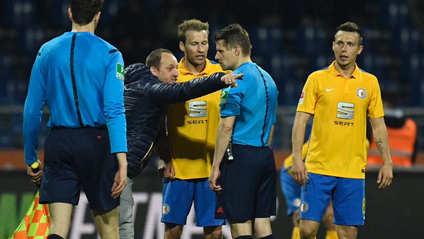 Braunschweigs Trainer Torsten Lieberknecht diskutiert nach Abpfiff des Spiels mit Schiedsrichter Patrick Ittrich.