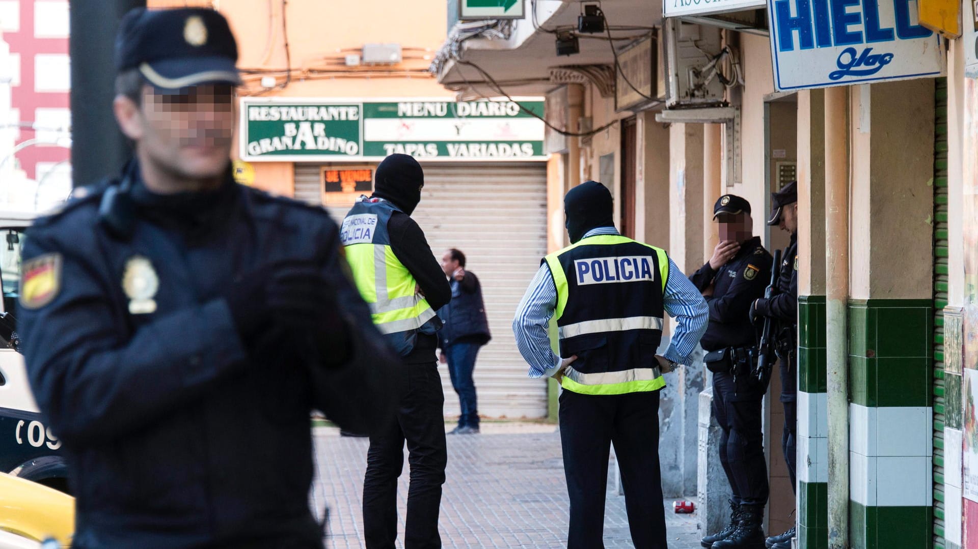 Die spanische Polizei nimmt in Palma de Mallorca einen mutmaßlichen IS-Anhänger fest. Die spanische Polizei nimmt in Palma de Mallorca einen mutmaßlichen IS-Anhänger fest.