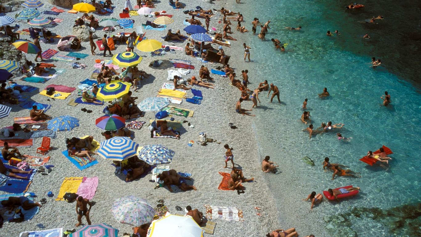 Urlauber drängen sich an einem Strand bei Palermo auf Sizilien.