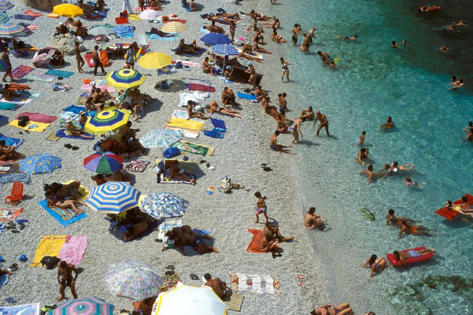 Urlauber drängen sich an einem Strand bei Palermo auf Sizilien.