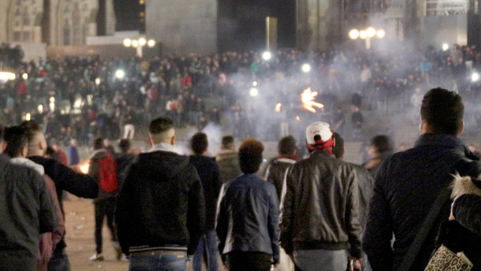 In der Silvesternacht 2015 waren am Kölner Hauptbahnhof Frauen sexuell belästigt und augeraubt worden.