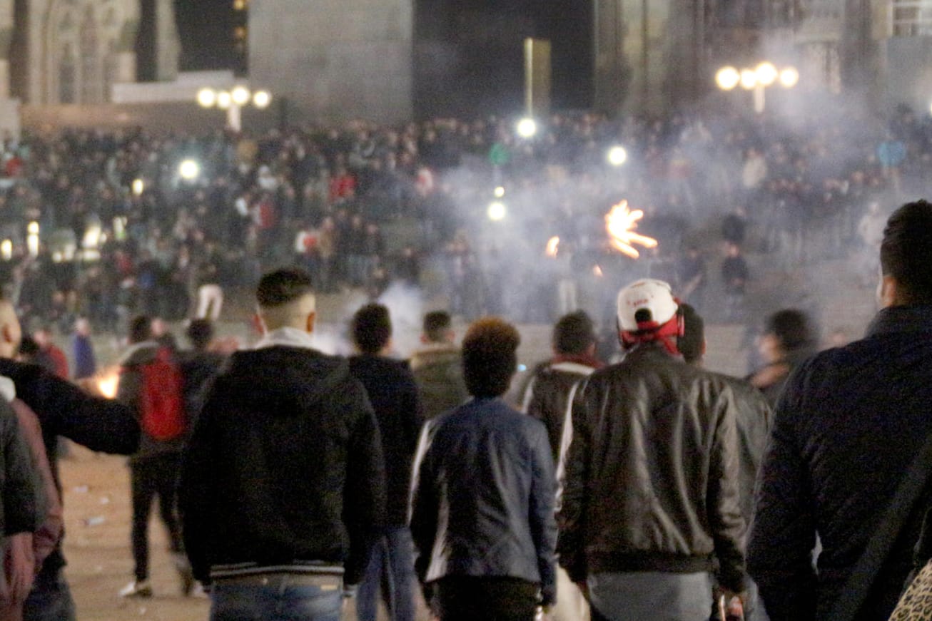 In der Silvesternacht 2015 waren am Kölner Hauptbahnhof Frauen sexuell belästigt und augeraubt worden.