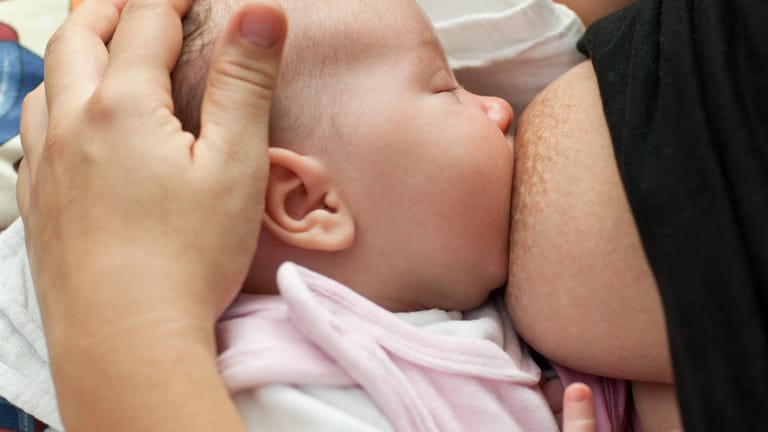 Mit der Muttermilch bekommt das Baby nicht nur Nahrung, sondern auch alle wichtigen Bausteine zum Aufbau seines Immunsystems.