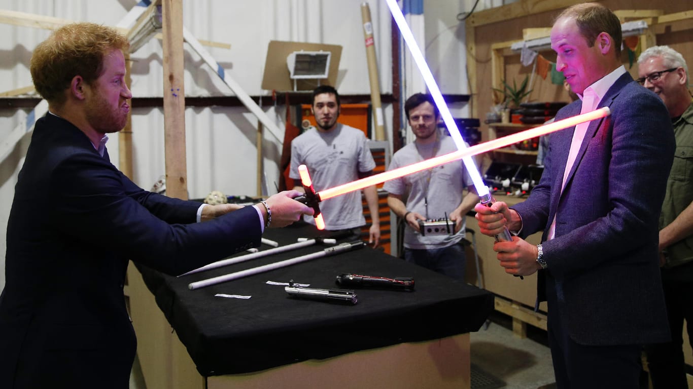 Prinz William und Prinz Harry kämpfen am "Stars Wars"-Set mit Laserschwertern.