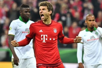 Brachte die Bayern mit seinen beiden Treffern im Alleingang ins Pokalfinale nach Berlin: Thomas Müller (Mitte).